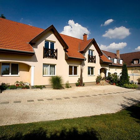 Keszi Panzio Hotel Budakeszi Eksteriør billede