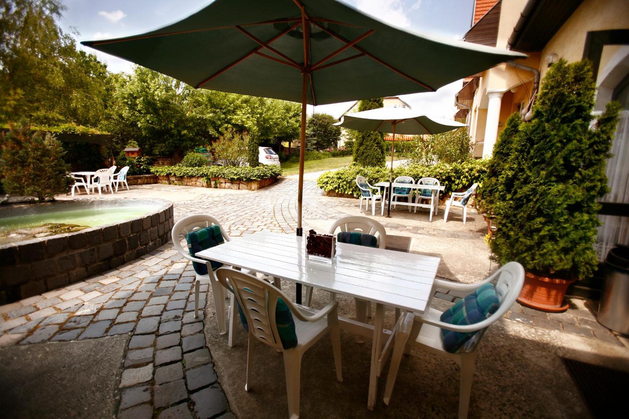 Keszi Panzio Hotel Budakeszi Eksteriør billede