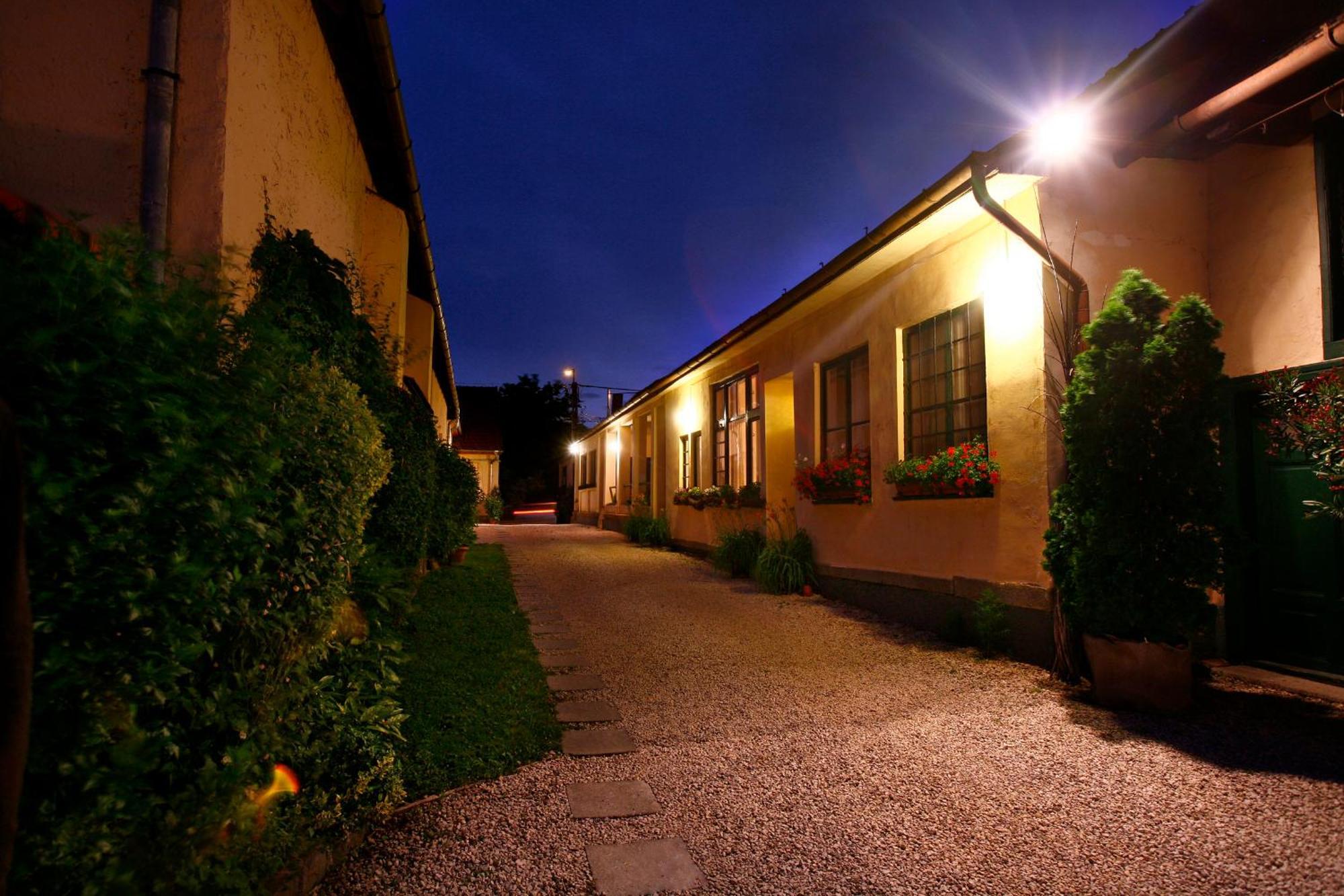Keszi Panzio Hotel Budakeszi Eksteriør billede