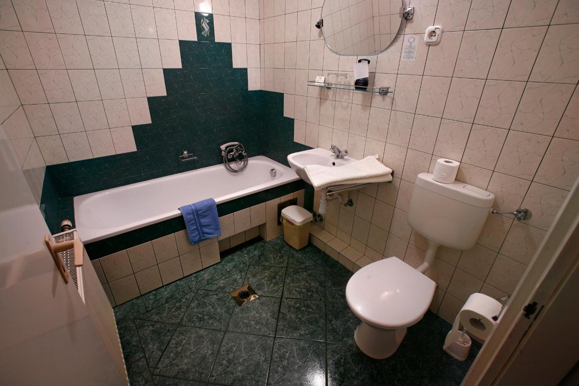 Keszi Panzio Hotel Budakeszi Eksteriør billede