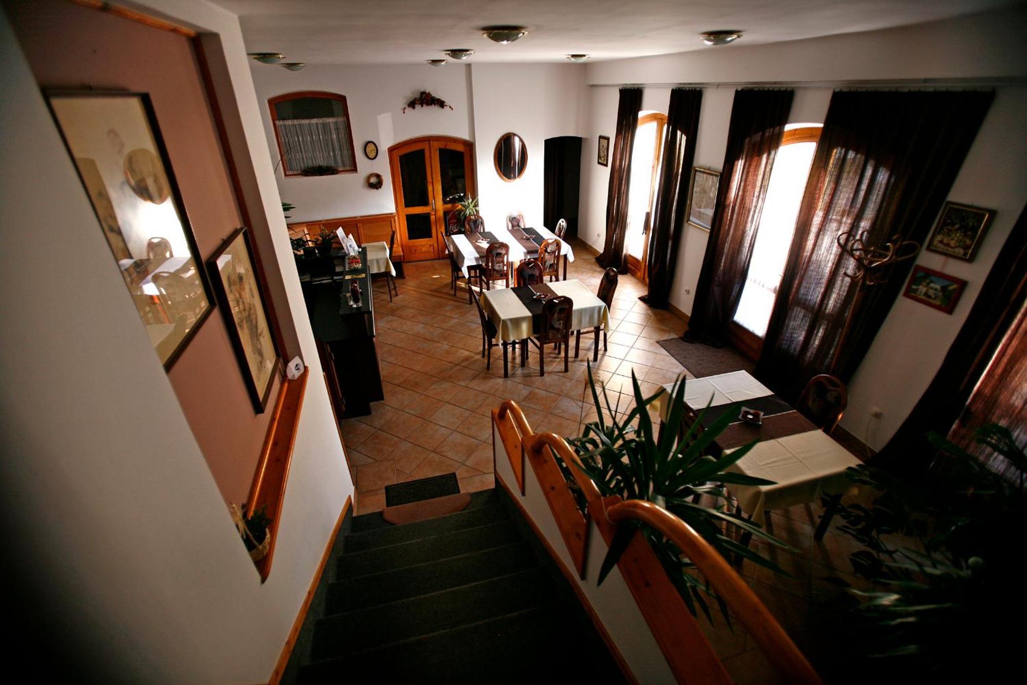 Keszi Panzio Hotel Budakeszi Eksteriør billede