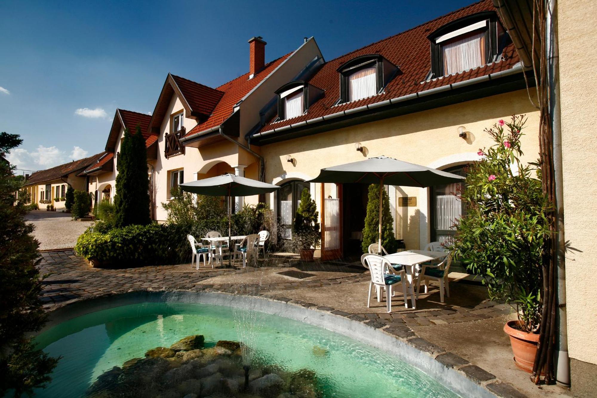 Keszi Panzio Hotel Budakeszi Eksteriør billede