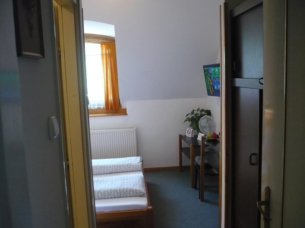 Keszi Panzio Hotel Budakeszi Eksteriør billede