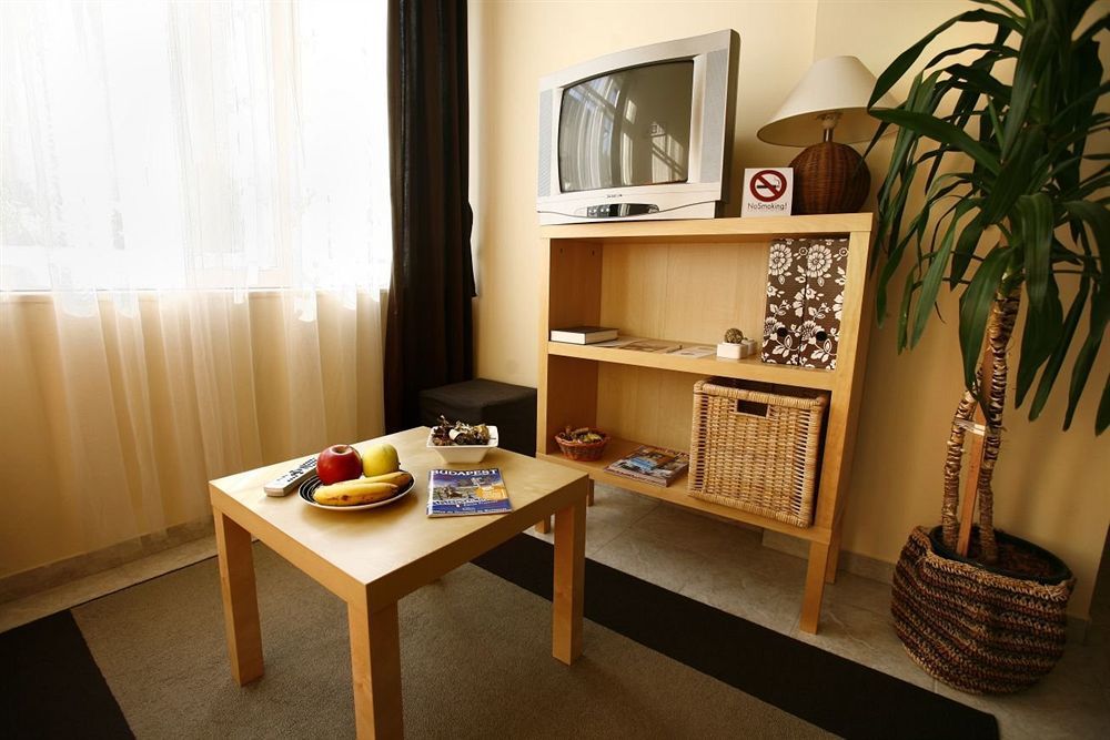 Keszi Panzio Hotel Budakeszi Eksteriør billede
